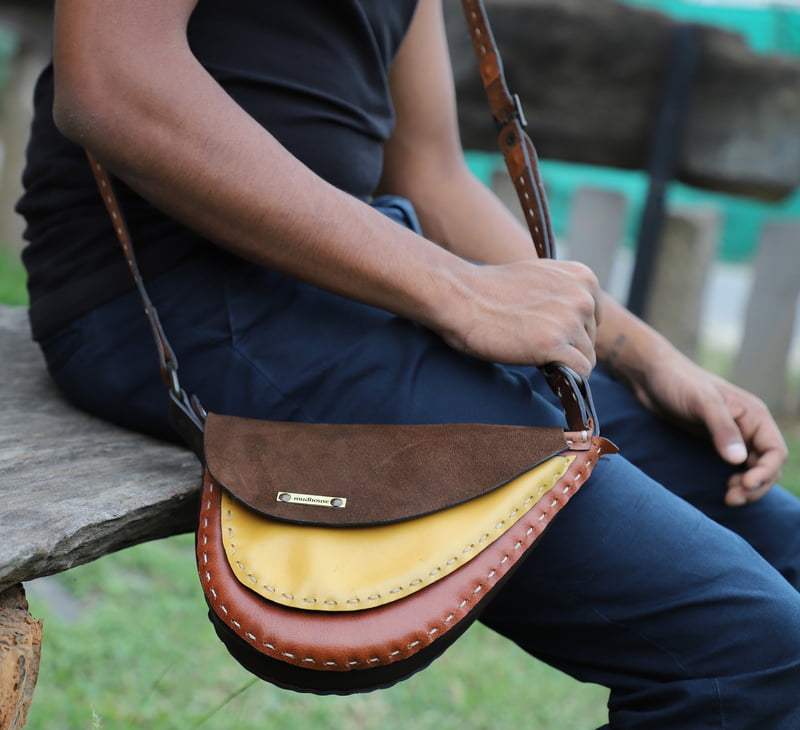 Leather sling pouch Zad